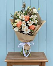 Букет цветов из:  Альстромерии, Лизиантусы, Розы и Хризантемы в Старочеркасской