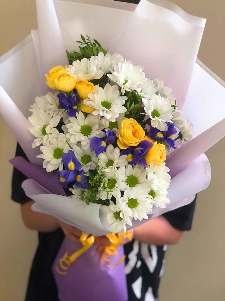 Букет цветов из: Ирисы, Хризантемы и Розы в Старочеркасской