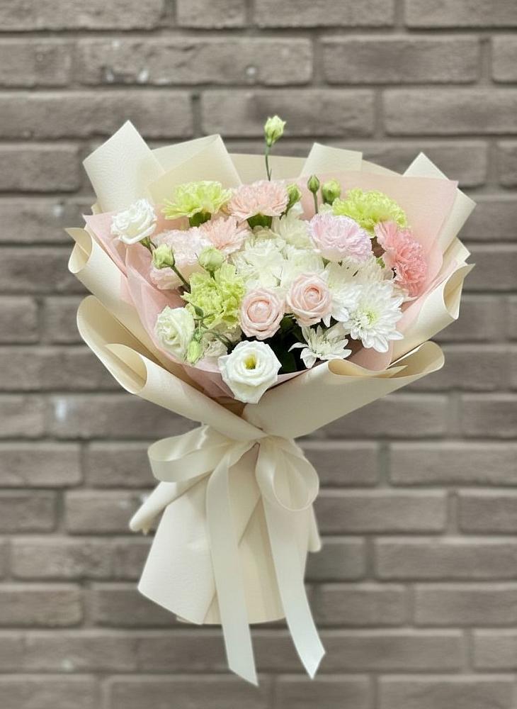 Букет цветов из: Гвоздики, Розы, Лизиантусы и Хризантемы в Старочеркасской