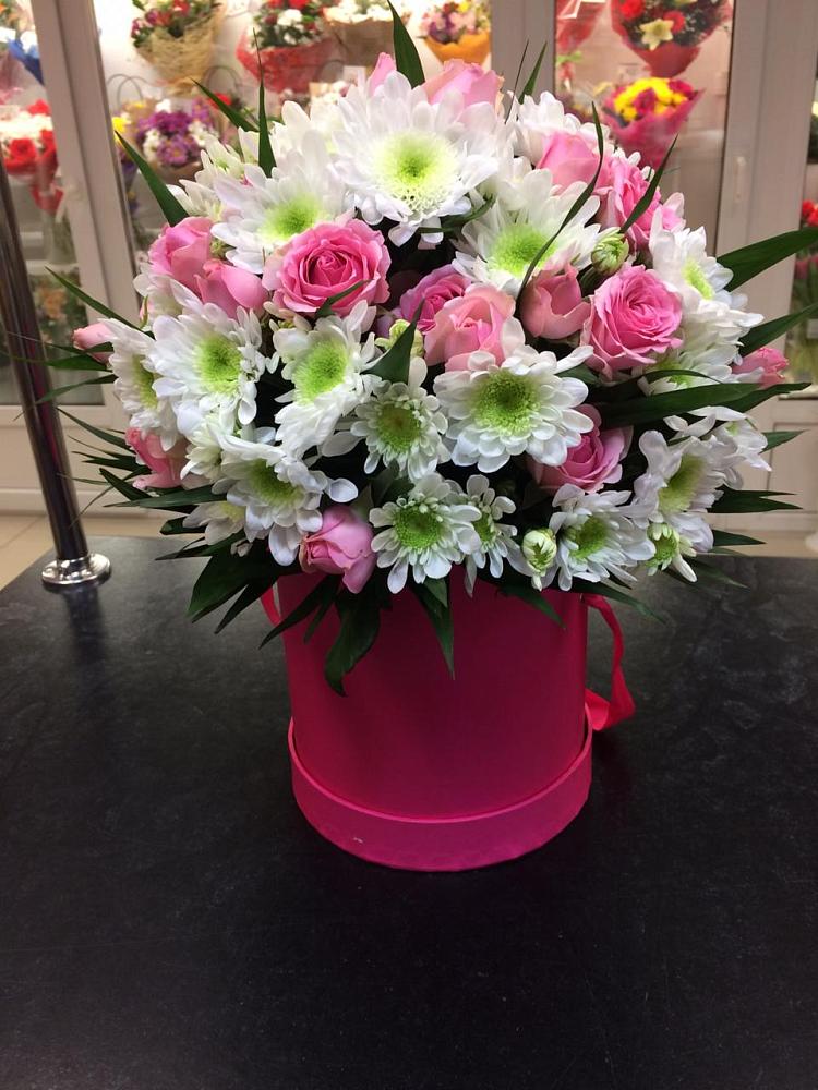 Цветочная композиция из Розы и Хризантемы в шляпной коробке в Старочеркасской